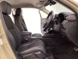 広い足元にゆったり座れるシートには肘掛けも装備しており長距離の運転でも疲れにくくなってます。女性でも運転がしやすいように、シートの高さ調整機能(シートリフター)がついています。