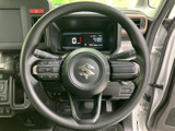 しっかりと握りやすいグリップで、運転操作を快適にサポート。手元で操作できるスイッチ類も備わっており、運転中の細かな操作もスムーズに行えます。