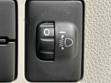 対向車や先行車への配慮が可能。積載物の状況に応じてヘッドライトの照射角度を手動調整できるスイッチ。