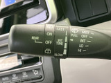 雨天時でも安心して運転できるよう、スムーズなワイパー操作が可能です。インターバル機能も備え、状況に合わせて調整できます。