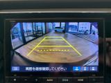 【リヤカメラ・ワイドビュー】後方を広く映し出し、左右からの接近車両や歩行者も確認しやすいビューです。