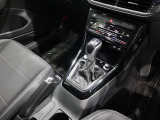 操作しやすいシフトセレクターとオートエアコン操作パネルを装備し、快適な車内環境を保てます。