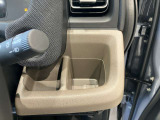 運転席インパネトレー、ドリンクホルダーです。
