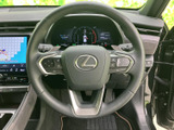 握り心地の良いステアリングで、快適な運転操作を実現。指先で操作できるスイッチ類も充実しています。