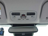 DCM(専用通信機)を使用し、クルマとトヨタスマートセンターが通信で繋がることで、毎日のカーライフをサポートします。なお無償でのご利用期間は限定されています。詳細は販売店スタッフまでおたずねください。