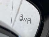 【ブラインドスポットモニター】走行中、ドアミラーの死角になりやすい箇所に後続車が接近するとサイドミラーのレンズに警告を表示!ドライバーに注意喚起をしてくれます。