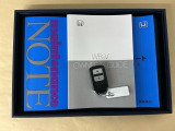 メンテナンスノート【点検整備記録簿・保証書】、取説も揃ってます。スマートキーはバッグなどにしまったままボタン操作でエンジンの始動・停止ができて大変便利です
