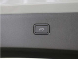 テールゲートには、スイッチ一つで開閉可能な電動開閉機能を採用。ディスプレイから、またはテールゲートにあるボタンを使用して開閉します。