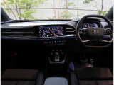 内装はシンプルに使い勝手を考え作られています。お車を運転する感覚をダイレクトに体感して頂けます。室内も広くロングドライブにも快適にお過ごしいただけます。