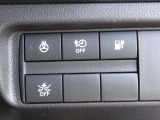 ステリングヒーターは寒い時期にはホントありがたいですね。充電ポートのオープンスイッチやエマジェンシーブレークのON/OFFスイッチなでもあります。