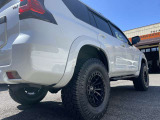 ランドクルーザープラドといえば今どきのクロスオーバーSUVとは一味違った、昔ながらの本格派SUV(というよりもクロカン4WD)です。