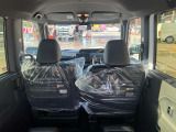 後部座席も十分な広さがあります!シートを倒せば荷物もさらに沢山積めますね♪