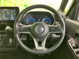 握りやすいステアリングで、快適な運転体験を。操作スイッチも配置され、運転中でも直感的に操作できます。上質な素材感も魅力です。