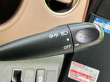 シンプルで使いやすいデザインのウインカーレバー。視覚的な操作性で、安全な車内空間を演出します。