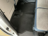 しっかりと汚れ、砂ぼこりを落とし足元まで清潔な車内空間を作り上げております♪