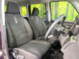運転席まわりには十分なスペースがあり、大柄な方でもゆったり運転していただける環境です。
