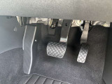 アクセル・ブレーキペダル周辺の状態です。普段は写真で確認しにくい運転席足元についても掲載しています。