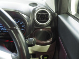 運転席のドリンクホルダーは固定式です。