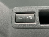 電動式バックドアです。 荷物を持ったままでもボタン一つで自動的に開け閉めできるので便利ですよ。 挟み込み防止機能も付いていますのでお子様の手や荷物を挟み込むのを防いでくれますよ。