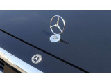 メルセデス・ベンツのボンネットマスコット(スリーポインテッドスター)は、ブランドの伝統と高級感を象徴する代表的なパーツ