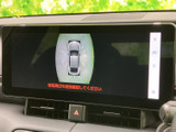 車両後方の映像を鮮明に表示し、安全確認をサポート。後退時の段差や障害物を軽減し、スムーズな車庫入れを支援します。