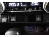 運転席と助手席には寒い日の肩や腰、冷えやすい下肢を温めてくれるシートヒーターが付いております!