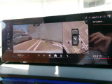 バック駐車する際に便利なバックカメラを搭載しています。360度確認でき、障害物はもちろんのこと、子供が突然出てきても確認できる便利な機能です。