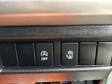 左からアイドリングストップと左側パワースライドドアの車からの操作スイッチになります。荷物で手がふさがっている時に車内から開けてあげることもできますね