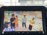 停車時に、お好みの番組を視聴できます。移動時間のエンターテインメントに最適です。安全のため、運転中は視聴を控えてください。
