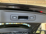 パワーテールゲートだから荷物を抱えていても楽に開け閉めできます。予約クローズボタンを押して車から離れるだけで、クローズもできます。