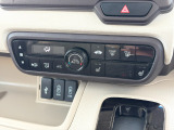 オートエアコンは温度を設定すれば自動で快適な状態をキープしてくれるので運転中の温度操作が減るので楽々ですね♪