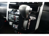 操作しやすいATシフトです。 シフトチェンジを気にしなくていいので運転だけに集中できますね。 自然と手に届くところにある、手になじむ形状のシフトノブがいいですね。