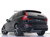 Volvo Cars appで車にリモートアクセスして、空調機能の操作や車の施錠・開錠、ソフトウェア更新などが可能です。エアコンやシートヒーターを操作して、出発前に車内を快適な温度に整えられます。