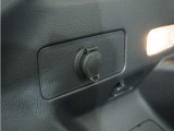 ◆後席用12V電源ソケット◆12V電源ソケットは後席用にも装備されています。長時間のドライブも安心です。