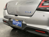 【後退時ブレーキサポート】リヤバンパーに4つの超音波センサーを内蔵し、車両後方にある障害物を検知。透明なガラスなども検知でき、コンビニの駐車場などでの衝突回避をサポートします。