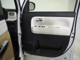 運転席ドアです。各ドア野ドアトリムはキズや汚れ等はほとんど無く状態良く保たれています。