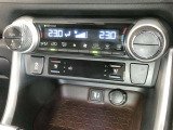 「AUTO」スイッチで車内の温度を一定に保ってくれるオートエアコン 快適装備の代名詞 もちろんマニュアル操作も可能ですよ