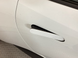 キーを持って近づくと自動でポップアップするスマートなドアハンドルです。
