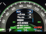 【レーンディパーチャーアラート】道路上の白線(黄線)をカメラで認識し、ドライバーがウインカー操作を行わずに車線を逸脱する可能性がある場合、ブザーとディスプレイで注意喚起サポート。