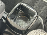 運転席と助手席の間にもドリンクホルダーが!必要な時にさっと取り出せます◎