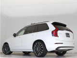 Volvo Cars appで車にリモートアクセスして、空調機能の操作や車の施錠・開錠、ソフトウェア更新などが可能です。エアコンやシートヒーターを操作して、出発前に車内を快適な温度に整えられます。