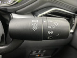 操作しやすいレバーデザインで、安全な車線変更をサポート。視認性の高いインジケーターで、周囲への注意喚起も可能です。