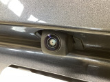 車の後方に小型カメラが付いておりバックする際の後方の様子をモニター上に表示します。
