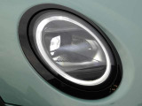 進行方向を自動で照らすアダプティブLEDヘッドライト!