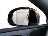 ドアミラーの鏡にはLEDが組み込まれており、車両両脇の後方から車両が接近した際には点滅して知らせることが可能です
