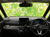 運転席からの視界は良好で、操作性も高く、快適なドライビングをサポート。スタイリッシュな内装が、日々のドライブをより楽しくします。