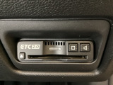 ハンドルの右下にETC2.0がついています。高速道路の料金所の通過も楽々です!。 カードの取り出しもしやすい場所についています。