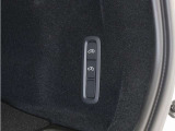 オートレベライザーは走行中に車両のサスペンションと衝撃吸収特性を自動的に制御して、快適性と機能性を最適な状態に保ちます。荷積みや乗り降りをしやすくするために、手動で車高を調節することもできます。