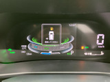 必要な情報をひと目で確認できるデザインです。視認性に優れ、運転中の情報収集をスムーズにします。