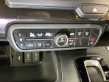 操作性の良いエアコンパネル。前席シートヒーターで寒い冬も快適ドライブ。